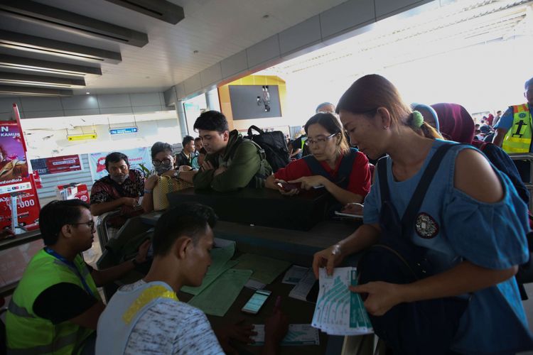 Warga menunggu keberangkatan pesawat melalui Bandara Udara Mutiara SIS Al-Jufri, Palu, Sulawesi Tengah, Kamis (4/10/2018). Pascagempa bandar udara ini sudah melayani penerbangan komersial.