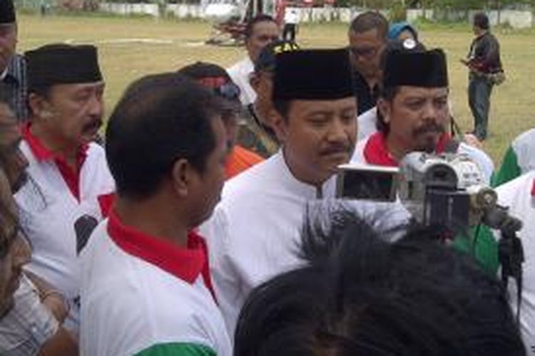 Gus Ipul setelah turun dari helikopter, untuk menghadiri kampanye di Kota Malang. Jumat (23/8/2013).