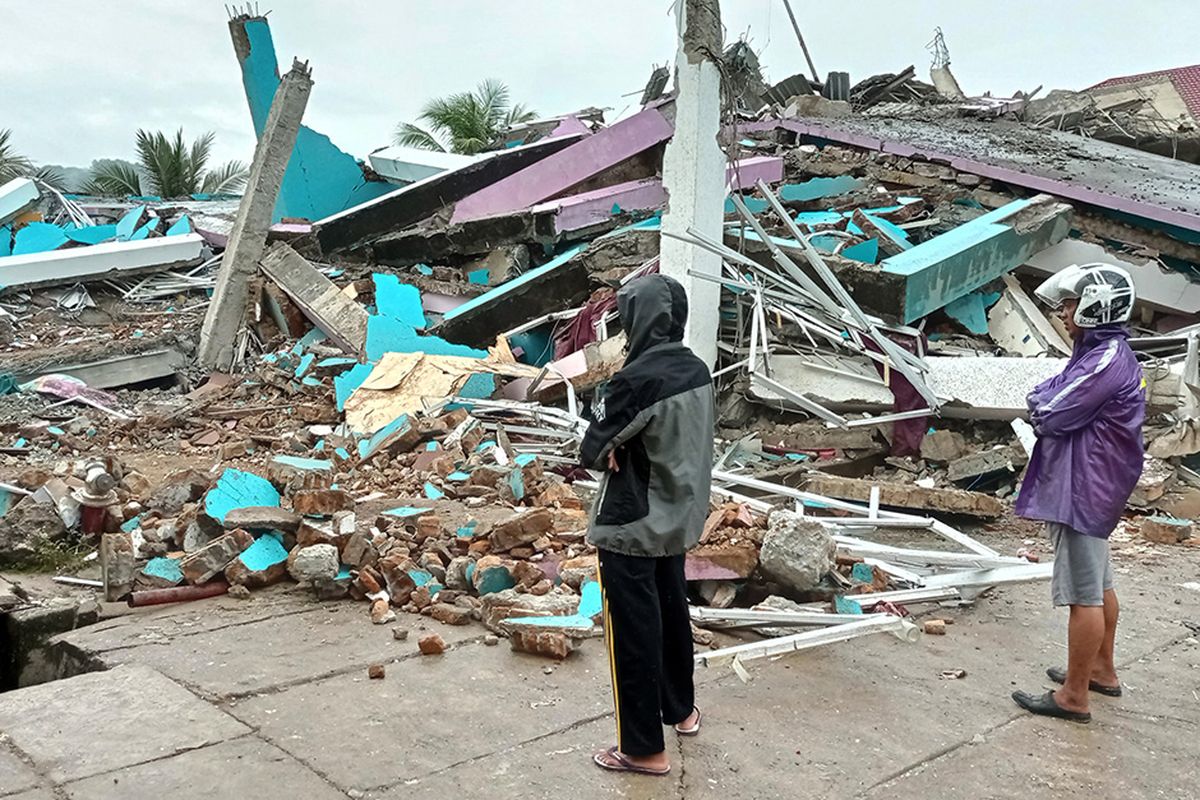 Warga mengamati bangunan RS Mitra Manakarra yang roboh pascagempa bumi, di Mamuju, Sulawesi Barat, Jumat (15/1/2021). Petugas BPBD Sulawesi Barat masih mendata jumlah kerusakan dan korban akibat gempa bumi berkekuatan magnitudo 6,2 tersebut.