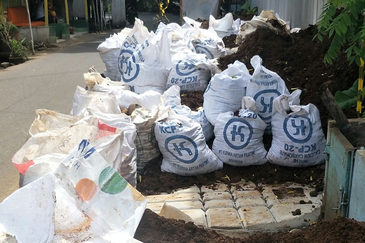 Proses pembuatan sumur resapan di Jalan Pondok Labu I, Pondok Labu, Jakarta Selatan. Pembuatan sumur resapan itu guna menangani banjir di kawasan tersebut.