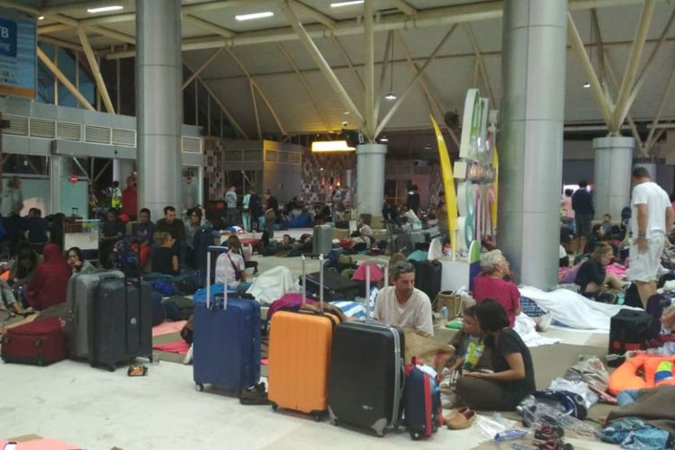 WIsatawan menginap di Bandara Internasional Lombok, Senin (7/8/2018).