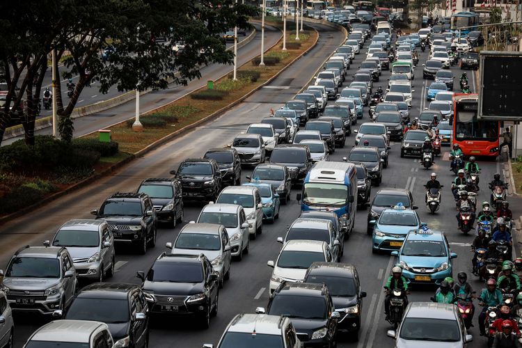 Kendaraan bermotor melambat akibat terjebak kemacetan di jalan Jenderal Sudriman, Jakarta Pusat, Kamis (8/8/2019). Pemerintah Provinsi DKI Jakarta memutuskan untuk memperluas sistem pembatasan kendaraan bermotor berdasarkan nomor polisi ganjil dan genap. Sosialisasi perluasan ganjil genap dimulai dari 7 Agustus hingga 8 September 2019. Kemudian, uji coba di ruas jalan tambahan dimulai pada 12 Agustus sampai 6 September 2019.