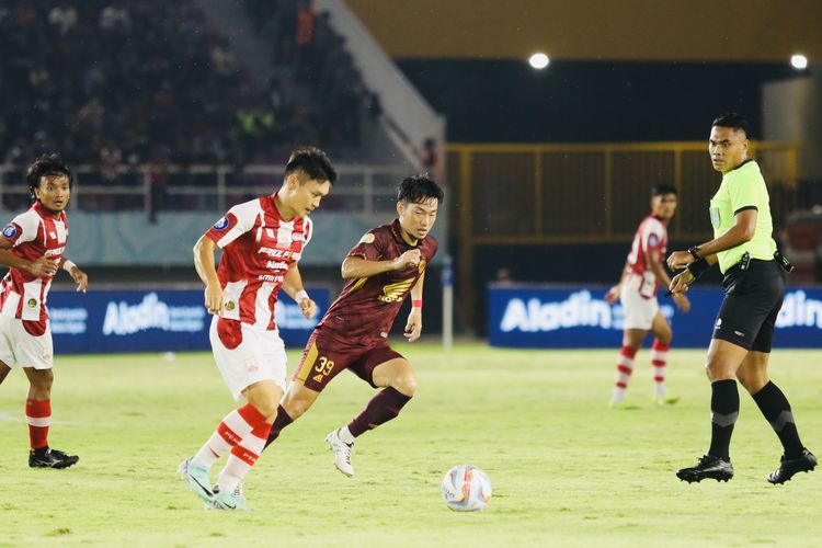 Pemain Persis Solo Sho Yamamoto dan pemain PSM Makassar Kenzo Nambu saat laga pekan ke-27 Liga 1 2023-2024 yang berakhir dengan skor tipis 1-0 di Stadion Manahan Solo, Senin (4/3/2024) malam.