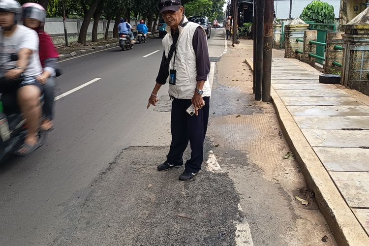 Pemotor Jatuh akibat Jalan Condet Berlubang, Warga Keluhkan Perbaikan Asal-asalan