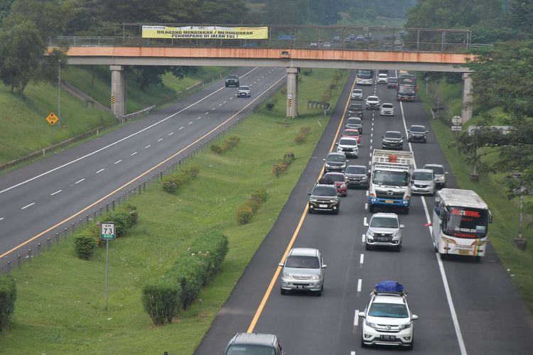 Foto udara kendaraan melintas di Tol Cikopo-Palimanan KM 73 saat rekayasa lalu lintas satu arah di Jawa Barat, Rabu (26/4/2023). Pada H+4 arus lalu lintas kendaraan menuju Jakarta di jalan tol tersebut terpantau ramai lancar.