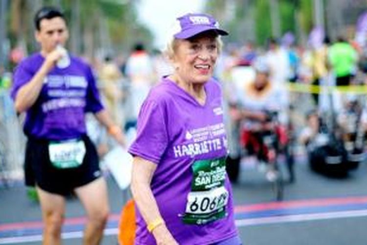 Harriette Thompson menjadi pelari maraton tertua dengan usia 92 tahun 65 hari