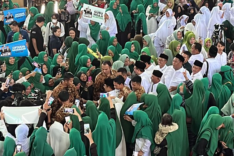 Ibu-ibu berebut salaman dengan calon wakil presiden (cawapres) nomor urut 1, Muhaimin Iskandar saat menghadiri silaturahmi bersama Majelis Taklim se-Kabupaten Bekasi di Gedung Guru, Tambun, Bekasi Selatan, Senin (18/12/2023)