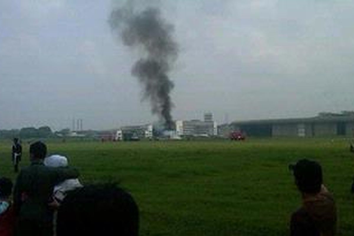 Kepulan asap mengudara sesaat setelah pesawat Cessna yang dipiloti Alexander Supeli jatuh di lanud Hussein Sastranegara, Bandung, Jumat pagi.
