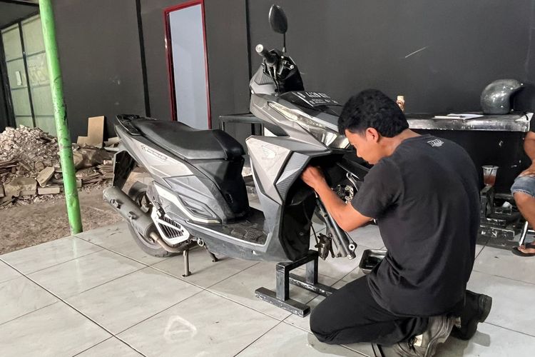 Ilustrasi servis sokbreker motor