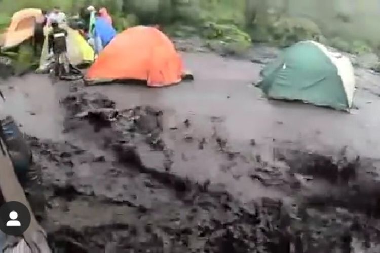 Tangkapan layar dari sebuah unggahan yang viral di media sosial Instagram mengenai banjir di puncak Gunung Merbabu.