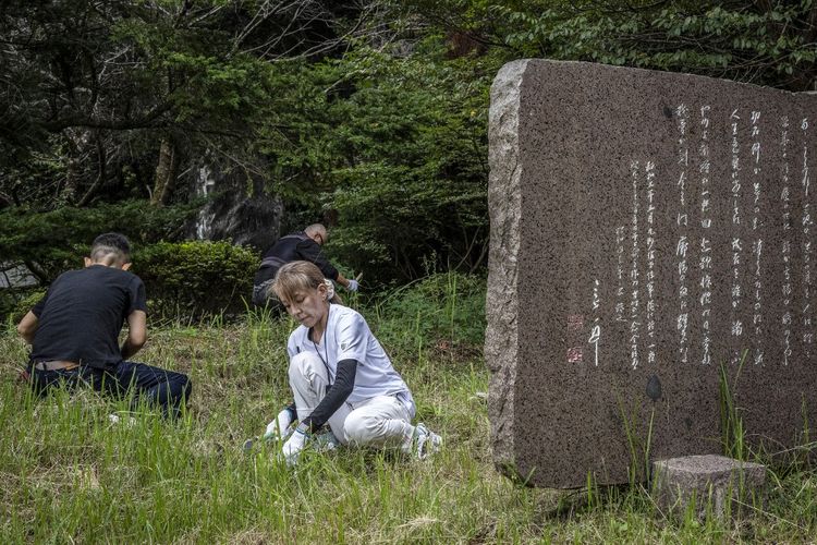 Mako Nishimura, eks Yakuza wanita yang tinggalkan dunia kriminal, kini bekerja di lokasi pembongkaran.