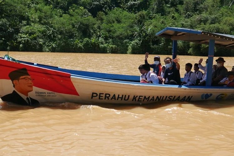 Perahu Kemanusiaan saat mengantar murid SDN Ciloma, Kabupaten Sukabumi, Jumat (8/4/2022).