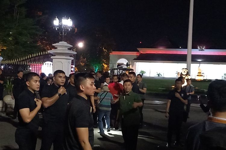 Jokowi saat membagikan amplop di depan Gedung Agung Jumat (2/6/2023)