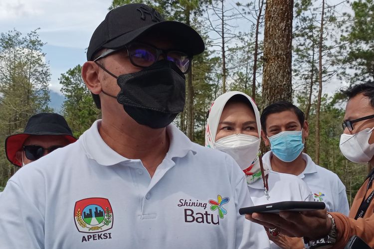 Wali Kota Bogor Bima Arya Sugiarto yang juga Ketua Dewan Pengurus APEKSI saat diwawancarai awak media pada Kamis (27/1/2022) di Bukit Jengkoang, Kecamatan Bumiaji. 