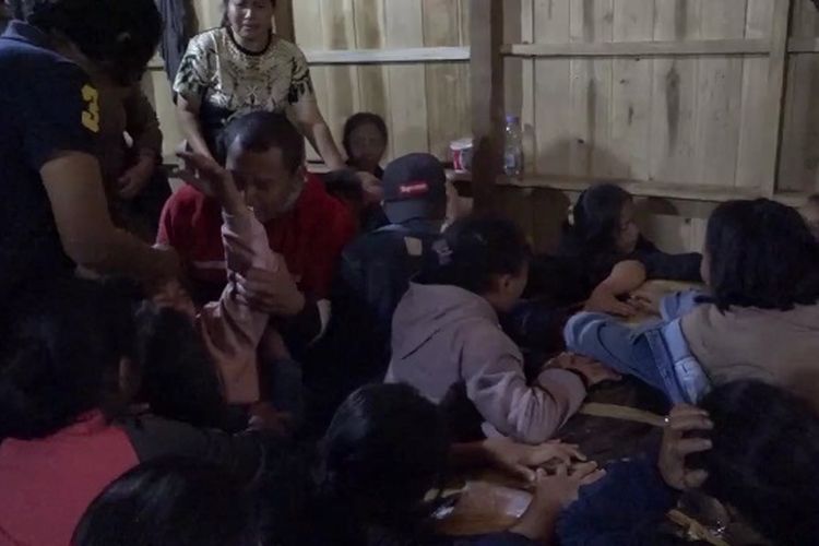 Sejumlah keluarga yang tengah menanti sejak Rabu (13/4/2022) kemarin, tiba-tiba jatuh pingsan akibat tak kuasa menahan melihat datangnya korban terbungkus peti jenazah di rumah duka di Tongkonan Ponto' Dusun Balambang, Lembang Bangunlipu, Kecamatan Balusu, Kabupaten Toraja Utara, Sulawesi Selatan.