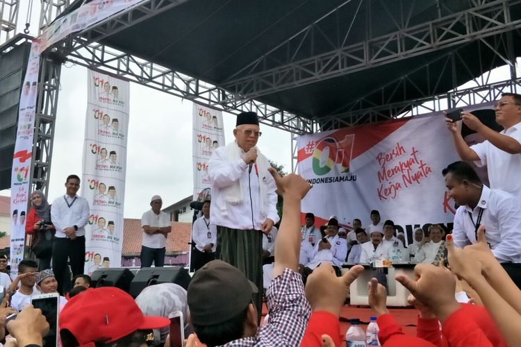 Calon wakil presiden nomor urut 01 Maruf Amin mengenakan jaket hoodie saat berkampanye di Lapangan Marzuki Mahdi, Kota Bogor, Jumat (5/4/2019). 