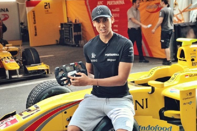 Pebalap Formula 2 asal Indonesia, Sean Gelael, sedang berada di area paddock Sirkuit Baku City, Azerbaijan. Dia akan menjalani balapan feature dan sprint pada Sabtu (24/6/2017) dan Minggu (25/6/2017).