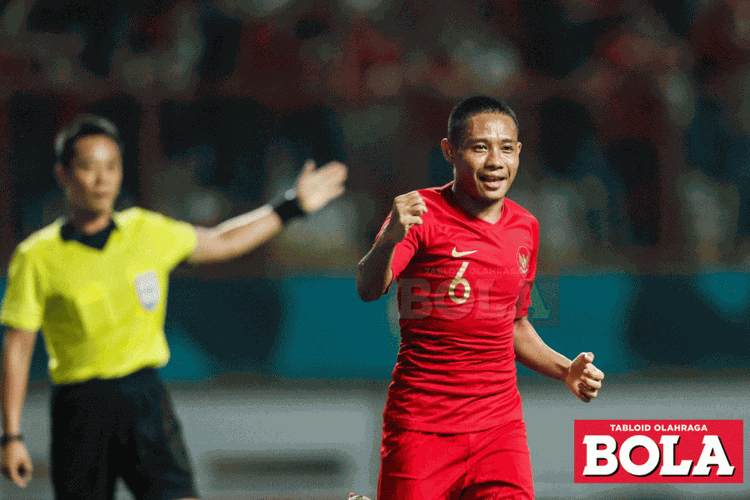 Evan Dimas merayakan gol Indonesia ke gawang Mauritius pada laga uji coba di Stadion Wibawa Mukti, 11 September 2018. 