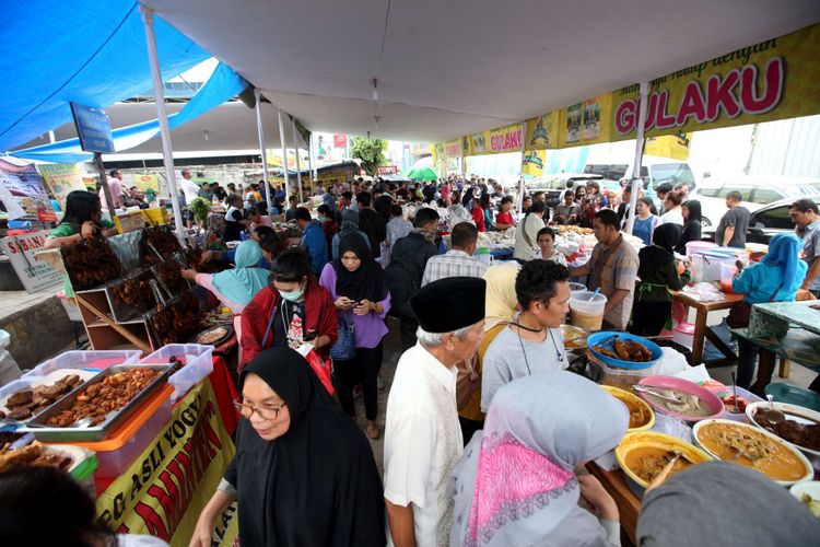 Warga berburu makanan untuk berbuka puasa di Pasar Benhil, Jakarta, Kamis (17/5/2018). Umat muslim di Indonesia hari ini mulai menjalankan ibadah puasa.