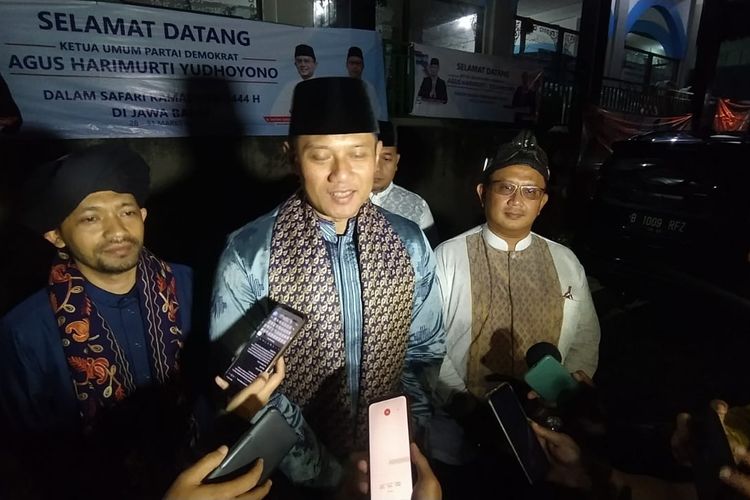 Ketua Umum Demokrat Agus Harimurti Yudhoyono (AHY) saat ditemui usai buka bersama di Pondok Pesantren di Desa Cihanjuang, Kecamatan Parongpong, Kabupaten Bandung Barat, Kamis (30/3/2023).