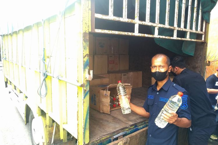 Kepolisian Resor Blitar Kota mengamankan ribuan botol minuman keras ilegal ciu yang dikirim dari Kota Solo, Jawa Tengah, Rabu (8/6/2022)