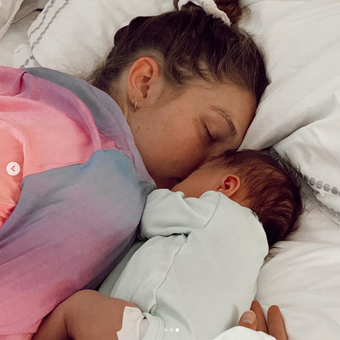 Rayakan Mother's Day pertama kali sebagai ibu, Gigi Hadid bagikan potret anaknya