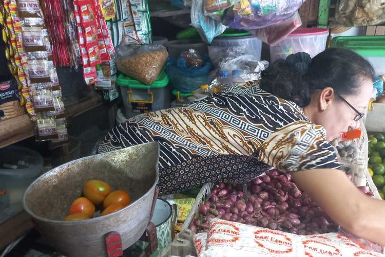 Salah satu penjual tomat di Pasar Karangayu Semarang. Senin (21/11/2022)