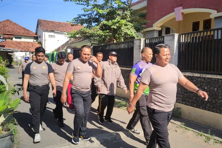 Polres Pasuruan Kota menggelar program jalan kaki dam senam kardio bagi polisi gendut di siang hari, Rabu (23/07/2025). 