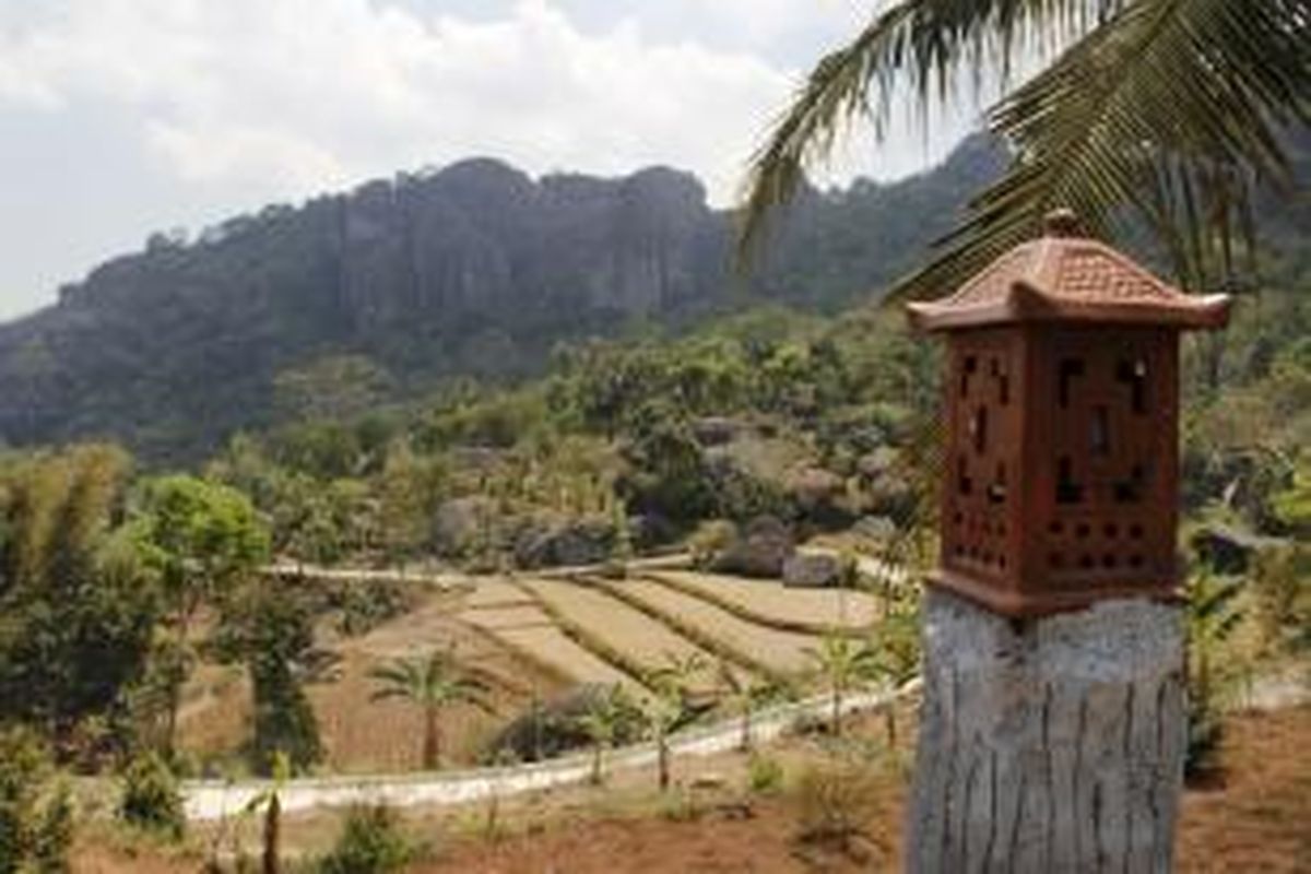 Hamparan sawah dan perkebunan buah serta gunung api purba dapat dilihat dari obyek wisata Embung Nglanggeran, Desa Nglanggeran, Patuk, Gunung Kidul, Yogyakarta, Minggu (23/8/2015). Embung Nglanggeran berfungsi sebagai pengairan untuk perkebunan buah seperti durian dan kelengkeng.