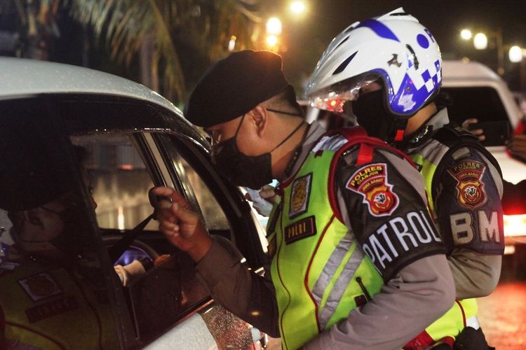 Petugas Satlantas Polres Cianjur, Jawa Barat, memeriksa kendaraan di check point Cepu 8, Sabtu (30/5/2020) malam yang ditenggarai mengangkut pemudik yang hendak kembali ke Jakarta.
