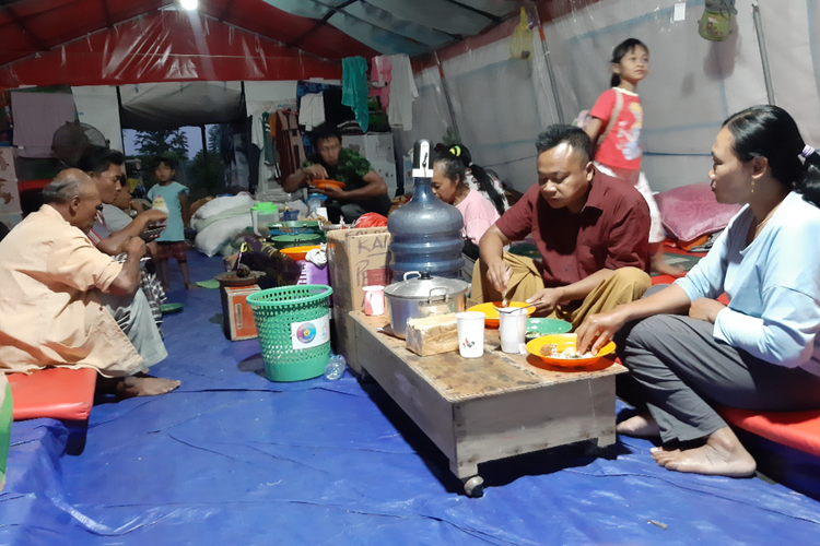 Kebersamaan saat buka puasa di tenda pengungsian Desa Penanggal, Kecamatan Candipuro, Lumajang, Minggu (10/4/2022)