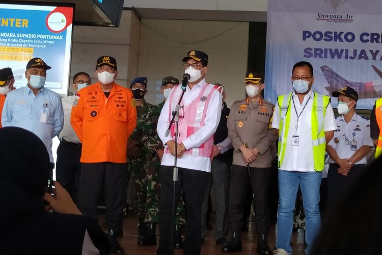 Menteri Perhubungan Budi Karya Sumadi kala melakukan konferensi pers di Terminal 2D Bandara Soekarno-Hatta, Senin (11/1/2021) sore.