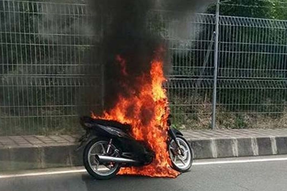 Ilustrasi motor terbakar