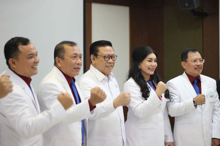 Anggota Dewan Pertimbangan Presiden (Wantimpres) Agung Laksono menerima audiensi Ketua Umum Perkumpulan Dokter Seluruh Indonesia (PDSI) Brigjen (Purn) Jajang Edi Priyatno dan jajaran di kediaman pribadinya, Jumat (13/5/2022).