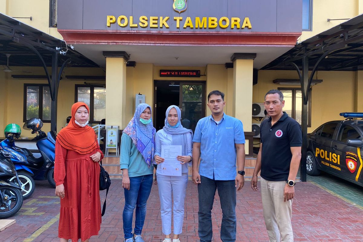 Perempuan pelaku pencurian saat diamankan di Mapolsek Tambora, Jakarta Barat. Keduanya kepergok mencuri perlengkapan bayi dan kosmetik di Mall Season City pada Jumat (10/2/2023). 