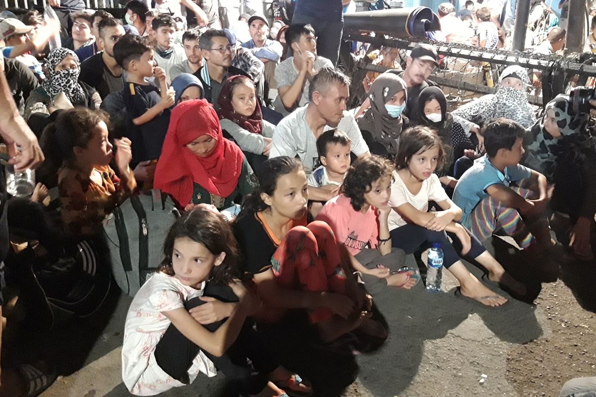 Anak kecil pencari suaka duduk-duduk di trotoar dan enggan dipindahkan, Kebon Sirih, Jakarta Pusat, Kamis (10/10/2019).