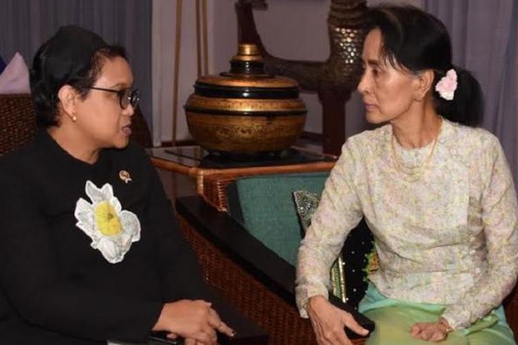 Menteri Luar Negeri RI, Retno Marsudi, bertemu dengan State Counsellor Myanmar, Daw Aung San Suu Kyi, untuk membicarakan situasi di negara bagian Rakhine, di Naypyidaw, ibu kota Myanmar, Selasa (6/12/2016) malam.