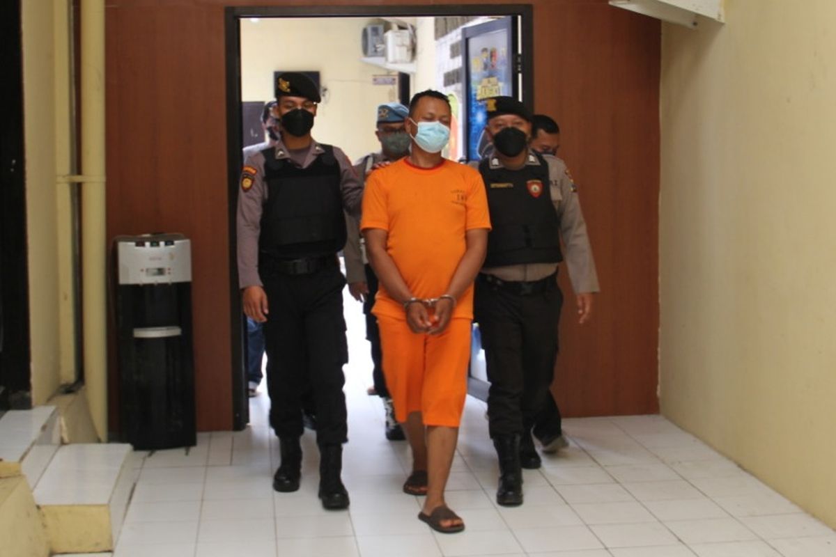 Petugas Polres Kediri Kota, Jawa Timur, tengah mengawal BS (31) tersangka perampokan bank BPR Kota Kediri, Kamis (27/10/2022).