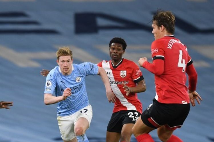 Gelandang Man City, Kevin De Bruyne, beraksi pada laga kontra Southampton di Stadion Etihad, Kamis (11/3/2021) dini hari WIB,