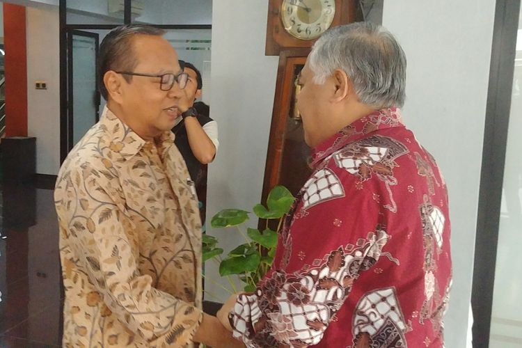Utusan Khusus Presiden untuk Dialog dan Kerja Sama Antaragama dan Peradaban Din Syamsuddin (merah) mengunjungi kantor Konferensi Waligereja Indonesia (KWI) di Jalan Cut Mutia, Menteng, Jakarta Pusat, Selasa (31/10/2017). 
