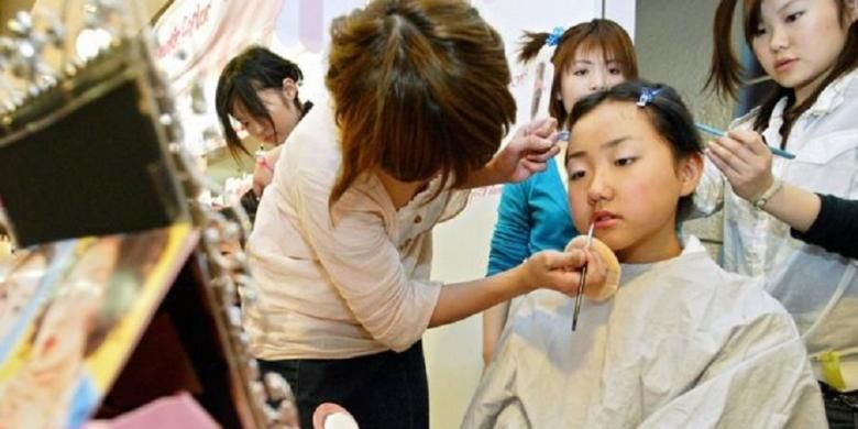 Anak-anak remaja mencoba layanan rias wajah di sebuah toko di Tokyo, Jepang dan para pengamat mengatakan negara itu perlu memperketat UU Perlindungan Anak.