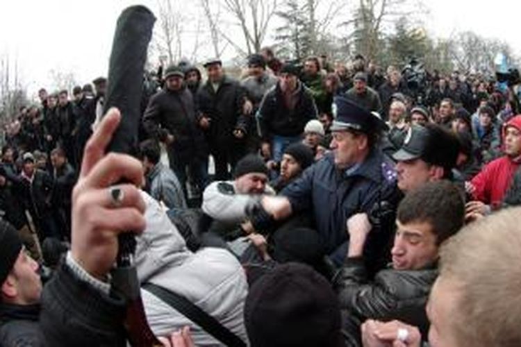 Kelompok pro-Rusia dan pendukung pemerintah Ukraina terlibat bentrok di kota Simferopol, Krimea, di tengah kekhawatiran munculnya separatisme di negeri itu pasca-tergulingnya Viktor Yanukovych.