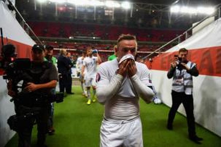 Tangis gembira Wayne Rooney seusai memecahkan rekor sebagai pencetak gol terbanyak Inggris, Selasa (8/9/2015).