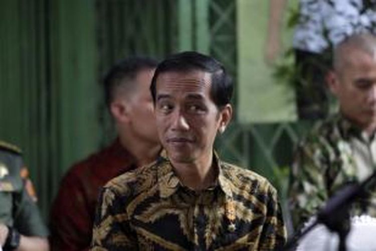 Presiden Joko Widodo hadir dalam acara penyerahan Kartu Indonesia Sehat (KIS), Kartu Indonesia Pintar, dan Kartu Keluarga Sejahtera di Kantor Pos Kampung Melayu, Jalan Jatinegara Barat, Jakarta Timur, Rabu (13/5/2015).