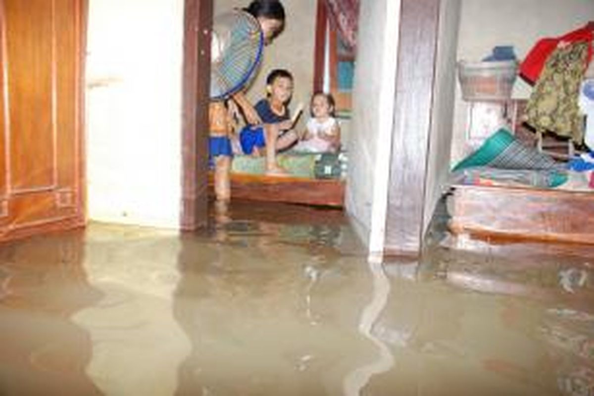 Tersengat listrik pada saat banjir bisa diantisipasi jauh-jauh hari. Caranya, dengan memastikan aliran listrik sudah padam ketika listrik berpotensi melakukan kontak dengan konduktor.
