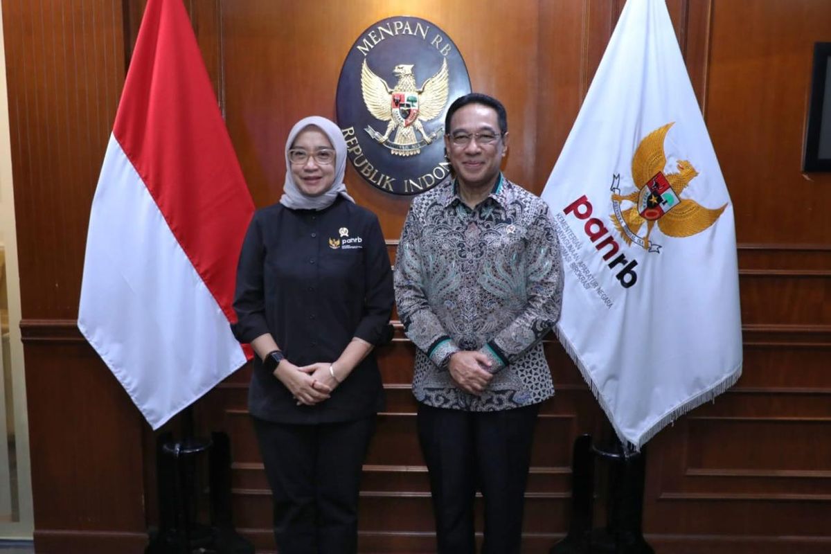 Menteri PANRB Rini Widyantini bersama Wakil Menteri Kesehatan (Wamenkes) Benjamin Paulus Octavianus di Kantor Kementerian PANRB, Jakarta, Selasa (26/5/2026).