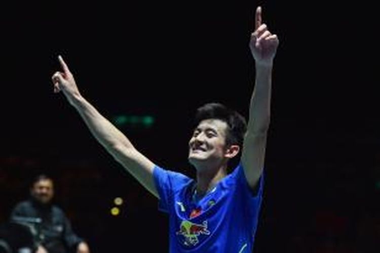 Pebulu tangkis tunggal putra Tiongkok, Chen Long, merayakan kemenangan atas pemain Denmark, Jan O Jorgensen, pada laga final All England di Barclaycard Arena, Birmingham, Minggu (8/3/2015). Chen Long menang 15-21, 21-17, 21-15.