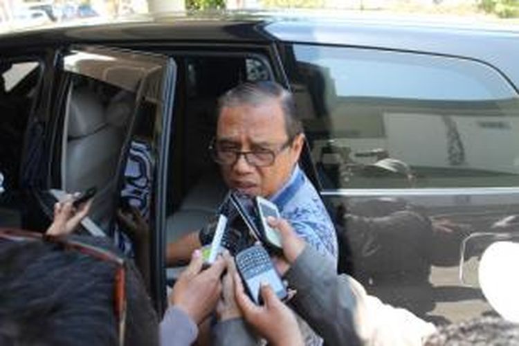 Wakil Ketua KPK Busyro Muqoddas ketika diwawancarai sejumlah wartawan di kantor Gubernur NTT, Rabu (10/9/2014)