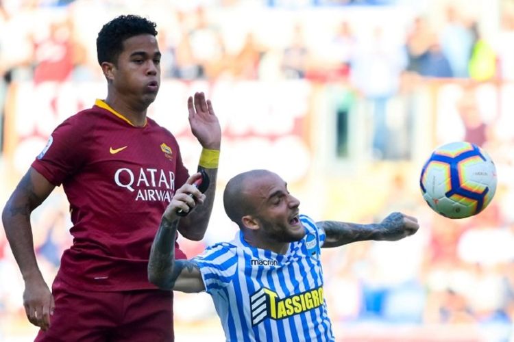 Justin Kluivert dan Filippo Costa berebutan bola pada laga AS Roma vs SPAL 2013 di Stadion Olimpico dalam lanjutan Serie A, 20 Oktober 2018. 