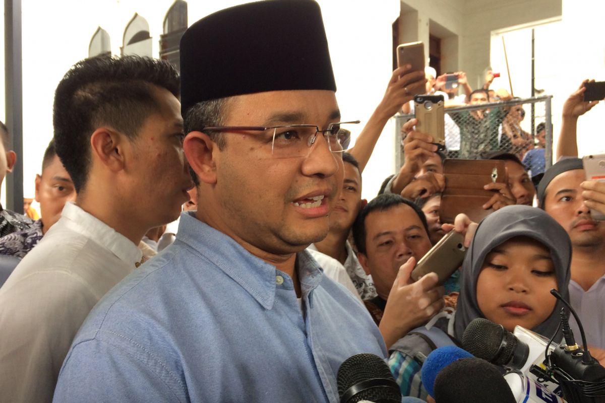 Calon gubernur DKI Jakarta Anies Baswedan memberikan keterangan pers usai shalat Jumat di Masjid Cut Meutia, Menteng, Jakarta Pusat, Jumat (5/5/2017).